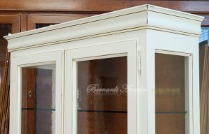 Classic style wooden display cabinet with 2 doors with ivory lacquered finish and wood stain